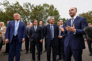Presidente dos EUA, Donald Trump, ao lado do presidente da Câmara dos Deputados dos EUA, Mike Johnson, o CEO da Nvidia, Jensen Huang, e o presidente da OpenAI, Greg Brockman, falam à imprensa na entrada da Casa Branca