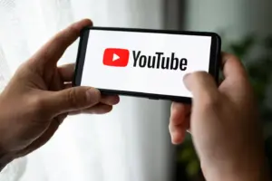Mais de 1,3 milhão de criadores já participam do programa de afiliados do YouTube Shopping, e será expandido para 35 países até o fim do ano