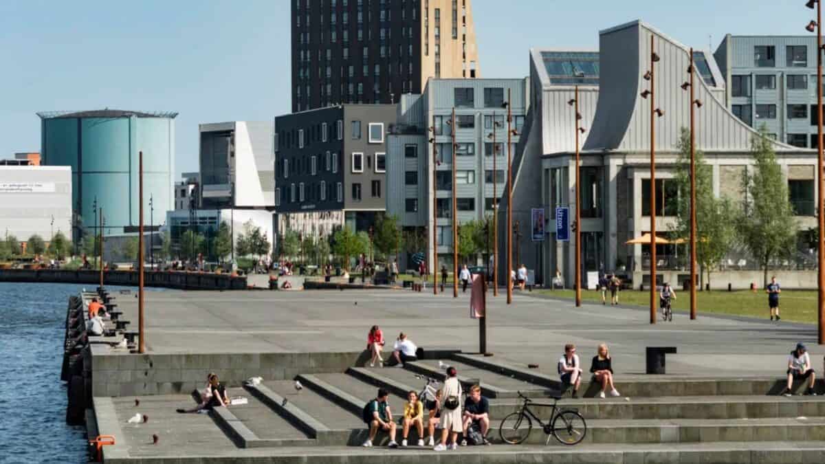 Vista aérea de Oslo mostrando zonas livres de carros e transporte elétrico