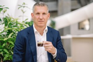 Pressão no Oriente Médio Eleva Custos e Força Repasse de Preços na Nestlé, Diz CEO Global