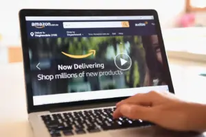 Com o crescente uso de ferramentas de IA para comprar produtos, a gigante do comércio eletrônico não quer que agentes de IA de outras empresas rastreiem seu site