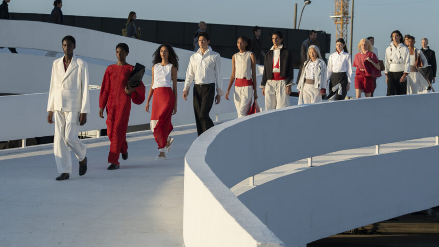 Primeiro desfile da Carnan foi realizado no Caminho Niemeyer, em Niterói