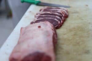 Pedaços de carne à venda em um açougue no Rio de Janeiro