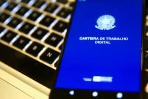 Desempenho do desemprego no período de três meses até agosto representa recuo em relação ao trimestre móvel até maio (5,6%)