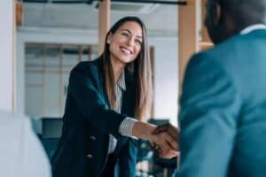 Maioria das empresas brasileiras planeja expandir contratações entre outubro e dezembro de 2026