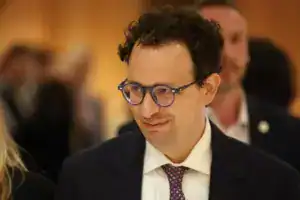 O CEO da Anthropic, Dario Amodei, escreveu um ensaio no início deste mês alertando sobre os riscos de segurança da IA ​​e defendendo uma desaceleração coordenada no desenvolvimento