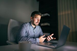Entrevistas de emprego com IA oferecem flexibilidade, mas levantam debates sobre limites de horário e vieses algorítmicos