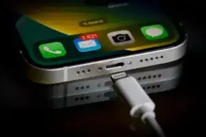 A Apple substituiu o Lightning pelo USB-C na linha iPhone 15, lançada em 12 de setembro de 2023