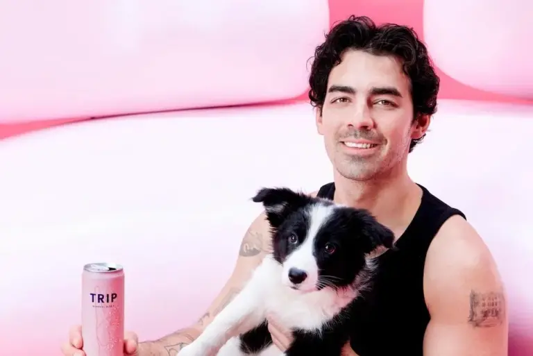 Joe Jonas é investidor e estrela a nova campanha da Trip ao lado de Kendall Jenner e Madeline Argy