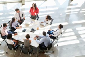 Mulheres representam 16% das nomeações globais de CEOs, impulsionadas por avanços na Europa e Austrália