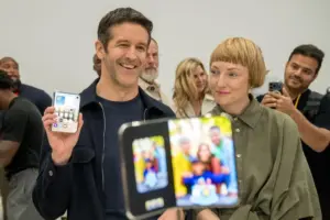 John Ternus assumiu uma postura mais voltada à engenharia, em contraste com o perfil mais corporativo associado a Tim Cook