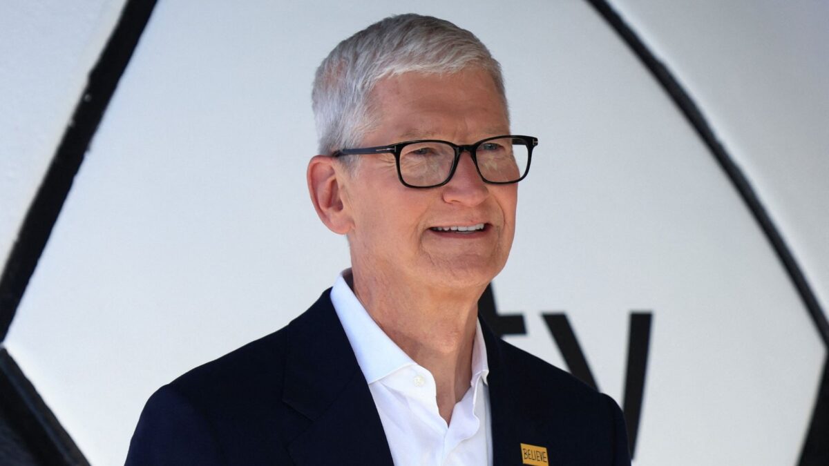 Tim Cook Deixa Apple Maior e Mais Rica, Mas em Busca de Recuperar Atraso na Corrida da IA