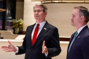 O secretário do Tesouro dos EUA, Scott Bessent, se reuniu com o vice-primeiro-ministro chinês He Lifeng, em Nova York, para tratar de comércio e inteligência artificial