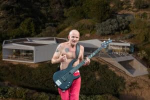 O complexo imobiliário de Flea em Beverly Hills abrange um terreno de 23,1 mil metros quadrados e conta com uma piscina de raia de 15 metros de comprimento