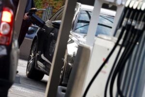 Consumidor abastece em posto de combustíveis na Alemanha: diesel mais caro (Foto: Axel Schmidt / Reuters)