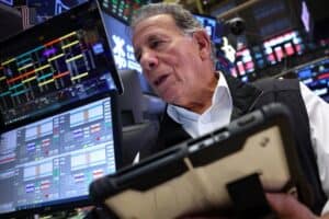Operador na bolsa de Nova York: à espera das Minutas do Fomc (Foto: Brendan McDermid / Reuters)