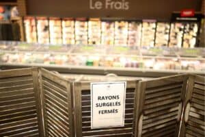 Supermercado atacado em Nantes. O cartaz diz “corredores de alimentos congelados fechados”. (Foto: Stephane Mahe / Reuters)