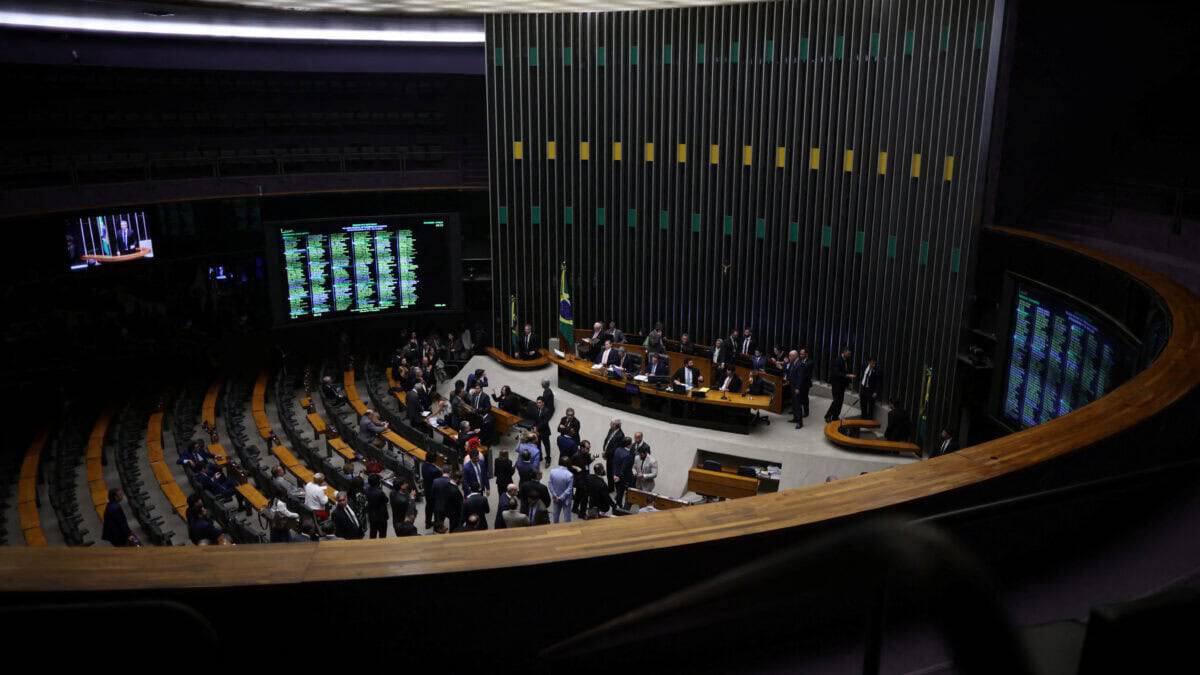 Mercado reage a fim da escala 6x1 e aumento do MEI