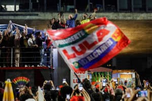 Luiz Inácio Lula da Silva discursa na Avenida Paulista após vencer as eleições: tensão no mercado (Foto: Brian Snyder / Reuters)