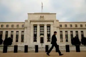 Fachada do Federal Reserve em Washington: inflação acima da meta (Foto: Kevin Lamarque / Reuters)