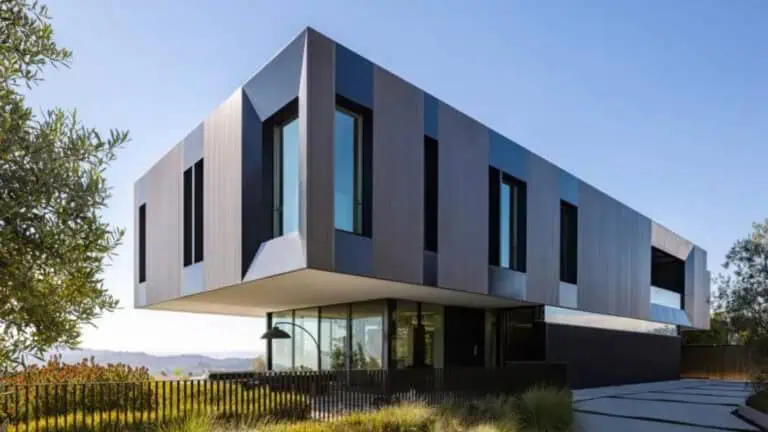 O escritório de arquitetura SPF:a, de Los Angeles, otimiza o uso do alumínio no projeto e na funcionalidade das residências, explorando seu potencial como material sustentável