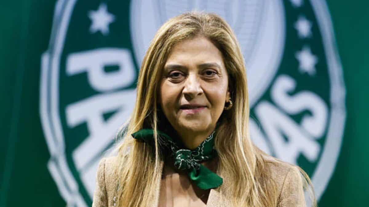 Leila Pereira discursando na sede do Palmeiras
