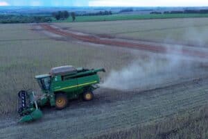 Agricultores colhem soja em uma fazenda em Maringá, no estado do Paraná