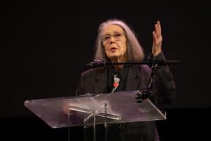 A obra da poeta e ensaísta canadense Anne Carson frequentemente combina verso, prosa, diálogo e tradução em uma mistura que desafia os gêneros