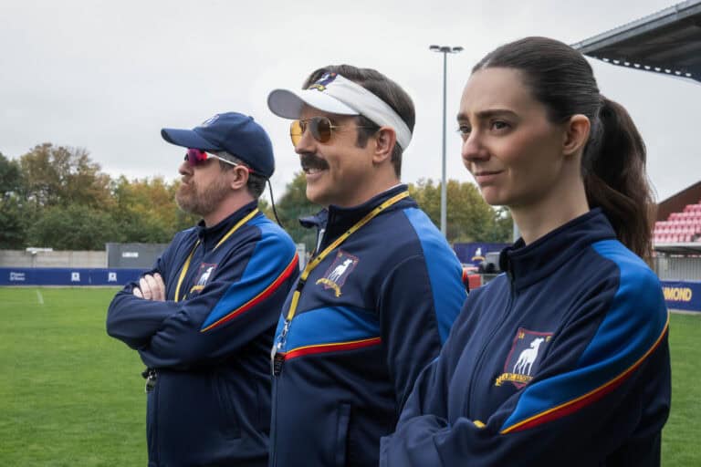 Brendan Hunt, Jason Sudeikis e Tanya Reynolds em Ted Lasso