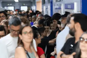 Eleitores aguarda na fila da seção eleitoral para votar na Eleição 2026