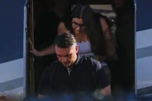 Senador Flávio Bolsonaro desembarca de um avião após chegar ao Aeroporto Executivo de Opa-locka, em Miami