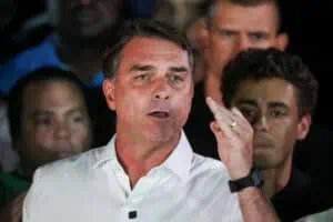 O candidato à Presidência pelo PL, Flávio Bolsonaro, discursa após perder o segundo turno da eleição presidencial