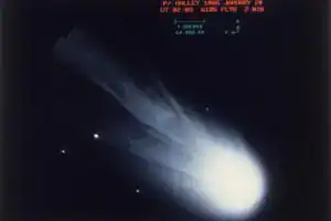 O cometa Halley completa uma volta ao redor do Sol a cada aproximadamente 76 anos, e seu próximo retorno está previsto para 2061