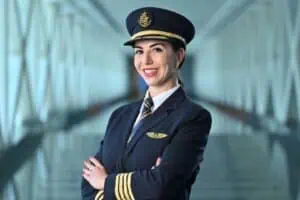 “Quero que as meninas que estão começando vejam que não é impossível", diz a primeira comandante brasileira do A380 da Emirates