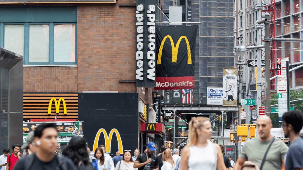Logotipo do McDonald's e ícone de inteligência artificial