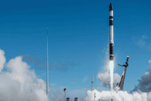 Do Sputnik 1 ao Falcon 9, marcos históricos e avanços de engenharia transformaram os lançamentos espaciais e abriram caminho para novas missões