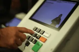 Flávio Bolsonaro terminou o primeiro turno da eleição presidencial com 47,03%, enquanto Lula obteve 45,16% dos votos