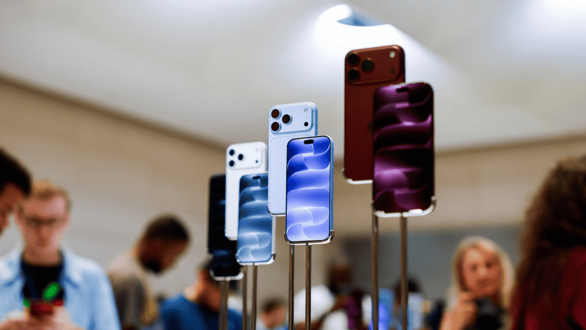 Smartphone iPhone 18 Pro em ambiente moderno