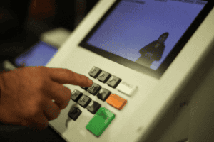 Na semana passada, o placar estava em 51% a 49% a favor de Flávio nos votos válidos