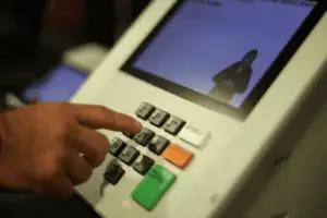 O critério de votos válidos, que exclui os brancos, nulos e indecisos e que é usado pelo Tribunal Superior Eleitoral (TSE) no resultado da eleição, Flávio tem 50,5% e Lula soma 49,5%