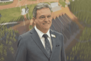 O presidente da Associação Brasileira de Proteína Animal (ABPA), Ricardo Santin afirmou que o chamado "autoembargo" das exportações faz parte do acordo com o maior mercado importador de carne de frango do Brasil