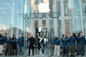 No Brasil, o iPhone Duo passa a ser comercializado em lojas físicas da Apple e por meio de operadoras e revendedores participantes com preços a partir de R$ 21.999