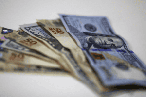 Dólar também recuava ante moedas de países emergentes, como o peso chileno e a rupia indiana, mas avançava em relação ao euro e à libra