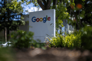 De acordo com uma denúncia apresentada no tribunal federal de Manhattan, Mark Davisson trabalhou por dois anos e meio como executivo de contas-chave do Google, onde administrava contas de serviços em nuvem