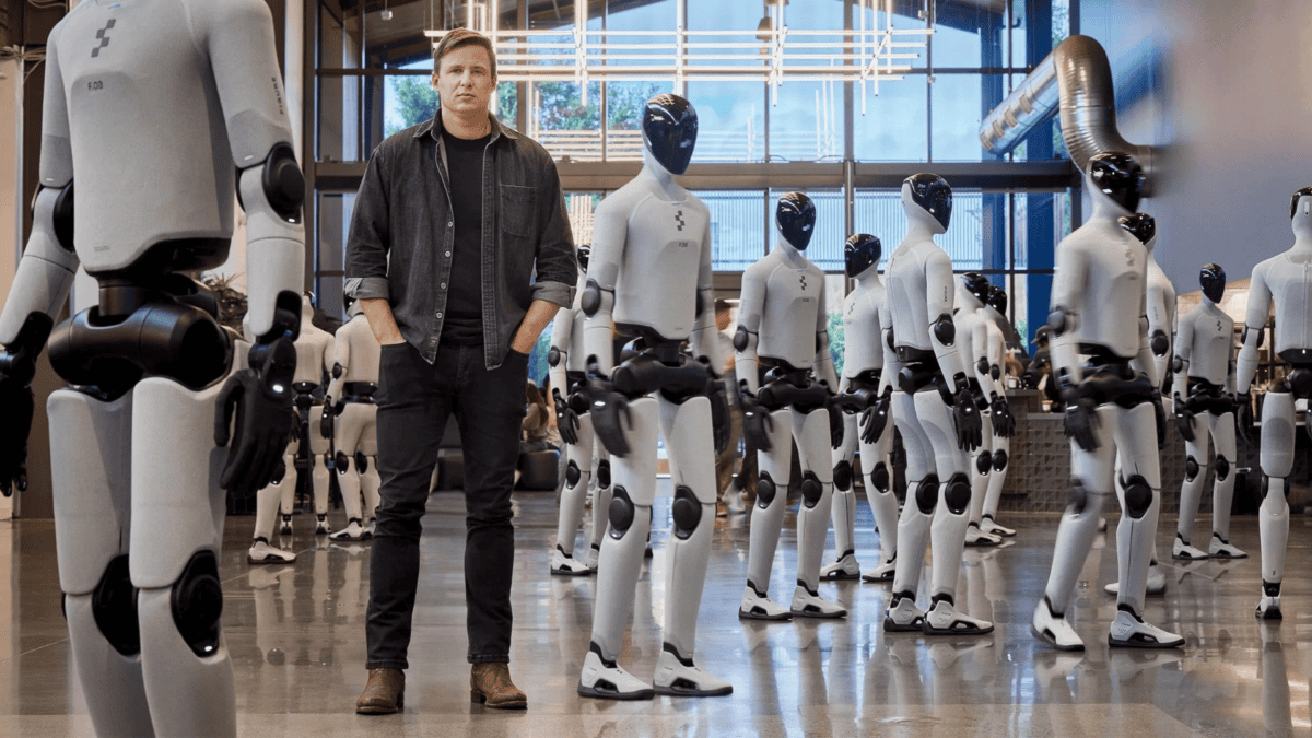 Robô humanoide Figure trabalhando em ambiente industrial simulado