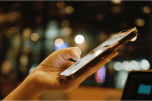 Mais da metade dos brasileiros com 10 anos ou mais que usaram a internet em 2025 também utilizaram a rede para comprar ou encomendar bens e serviços, segundo dados da PNAD Contínua do IBGE divulgados em 2026