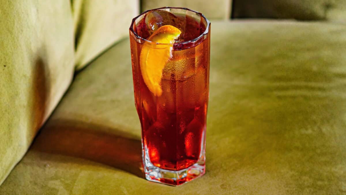 Copo com Negroni Sbagliato servido com gelo