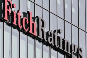 Logo da Fitch Ratings nos escritórios da empresa no distrito financeiro de Canary Wharf, em Londres