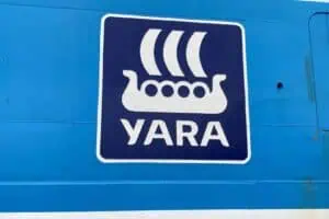 Logo da Yara no Yara Birkeland, o primeiro navio porta-contêineres totalmente elétrico e autônomo do mundo, em Oslo, na Noruega