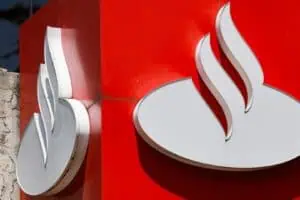 Logotipo do banco Santander decora a fachada de uma agência na Cidade do México